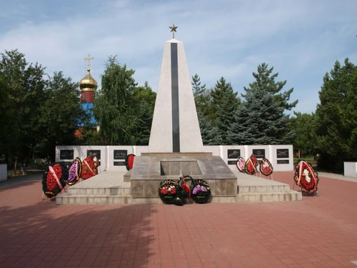 мемориальный комплекс с «вечным огнем», в память, погибшим воинам мемориальный комплекс с «вечным огнем», в память, погибшим воинам
